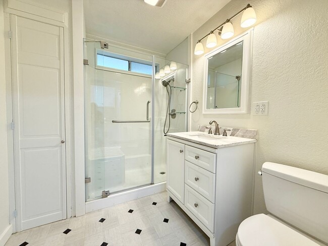 Building Photo - Coastal Living at its Finest (In-Law Suite...