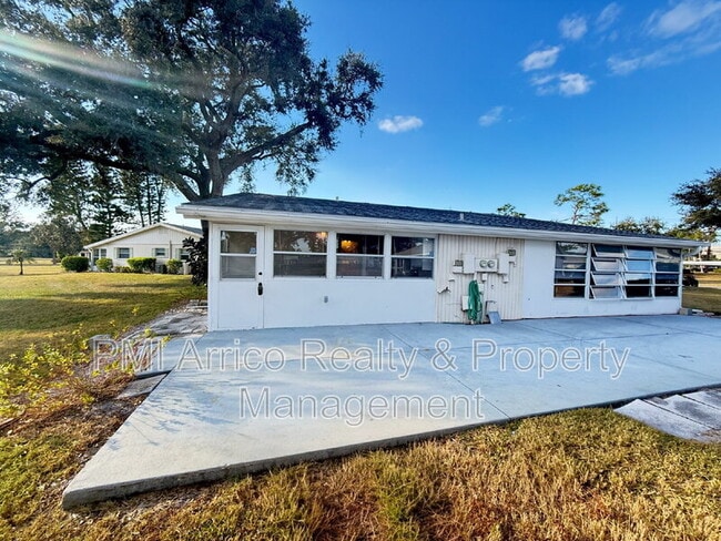 Building Photo - 2202 Clubhouse Dr