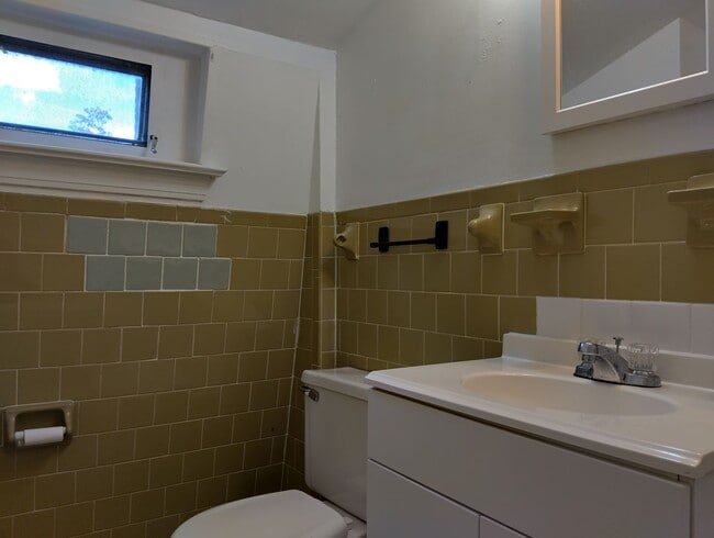 Building Photo - 1 bedroom 1 bath available in the City of ...