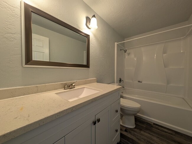 Building Photo - Newly Renovated 2-Bedroom, 1.5-Bath Apartm...