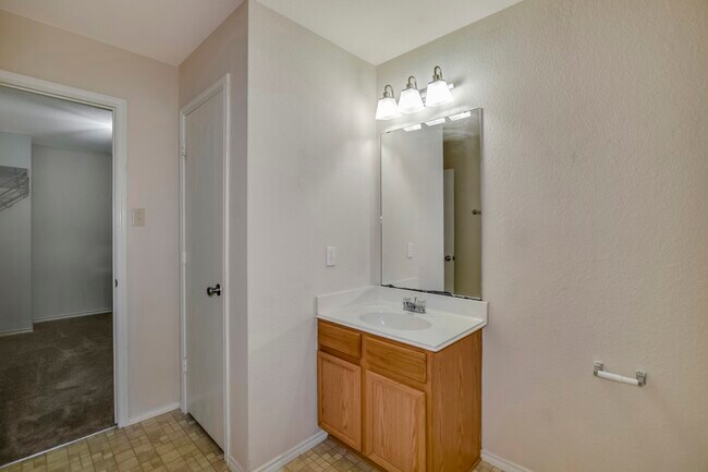 Building Photo - 18231 Valebluff Ln