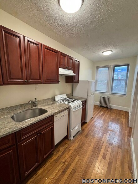 Building Photo - 63 Fellsway W