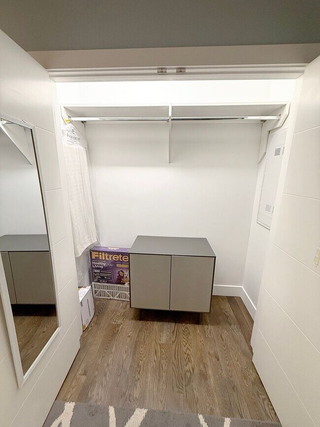 Building Photo - Downtown Luxury Condo Available Furnished or Unfurnished, with Parking