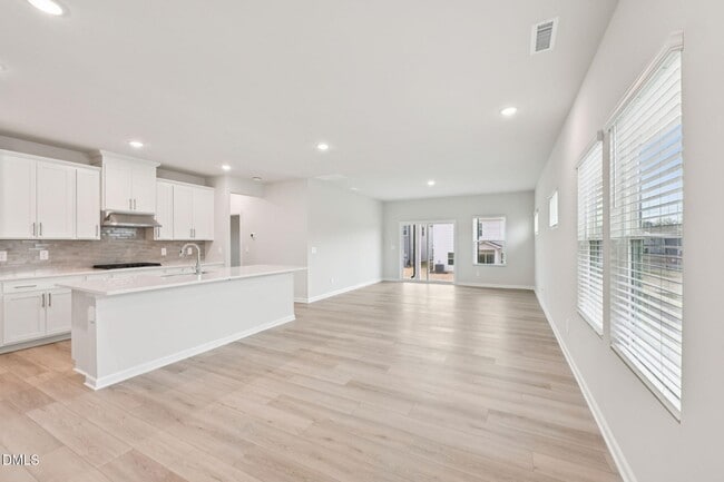 Building Photo - 5 and A Loft single family for sale