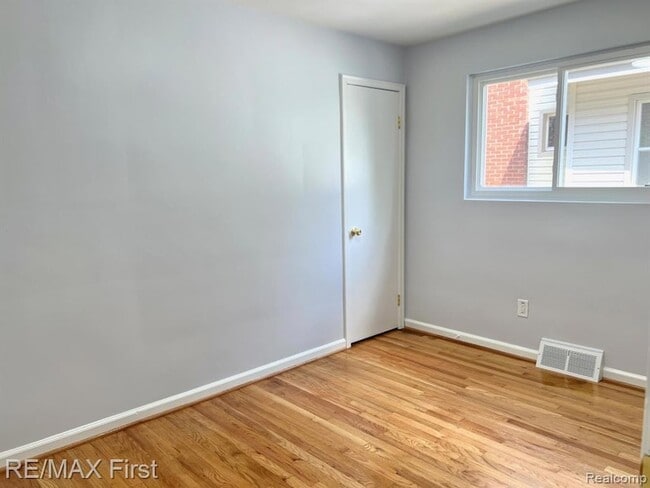 Building Photo - 552 Laprairie St