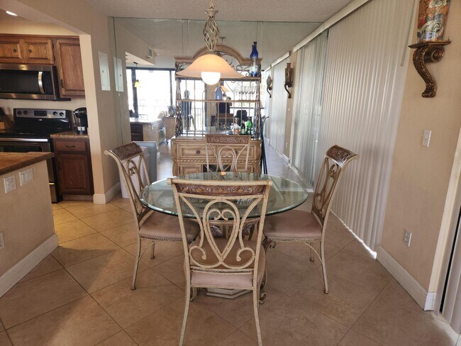 Building Photo - 899 Jeffery St