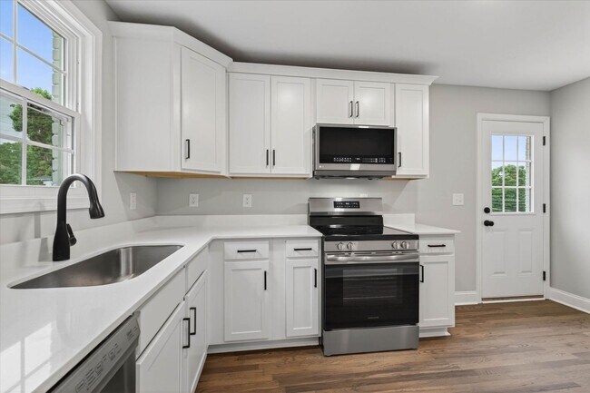 Building Photo - 221 Clearview Dr