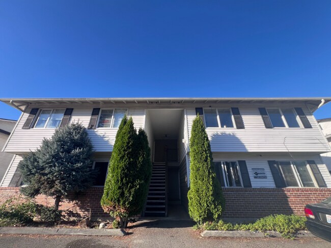 Building Photo - 3810 D Pl SE