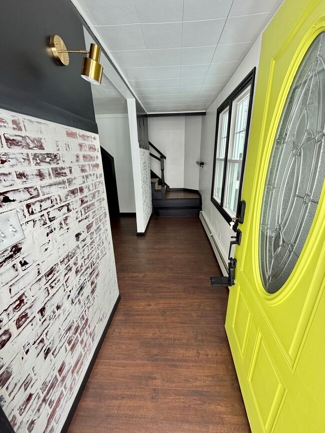 Building Photo - Gorgeous Newly Renovated 4 BR, 2 BA on .71 acres