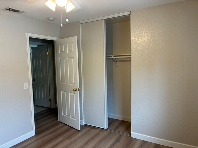 Building Photo - 3 Bedrooms with big backyard