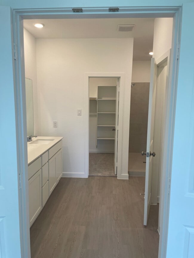 Building Photo - 545 Shoreview Dr