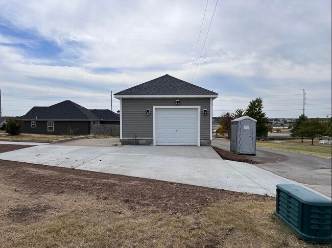 Building Photo - 2502 Annie Baxter Ave
