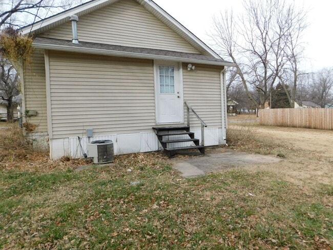 Building Photo - 2 bedroom/1 bath house located on a large ...