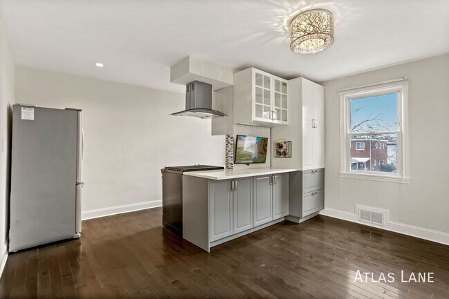 Building Photo - Professionally Managed  & Recently Renovat...