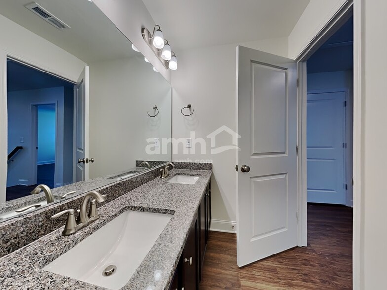 Building Photo - 7043 Creeksong Dr