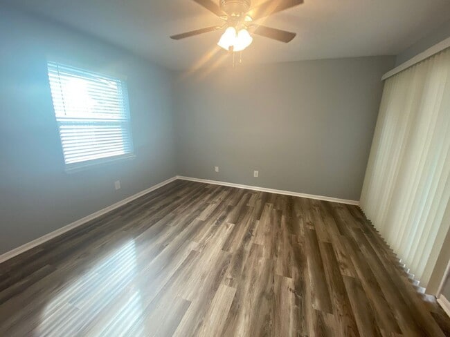 Building Photo - Centrally Located Duplex Unit w/Easy Acces...