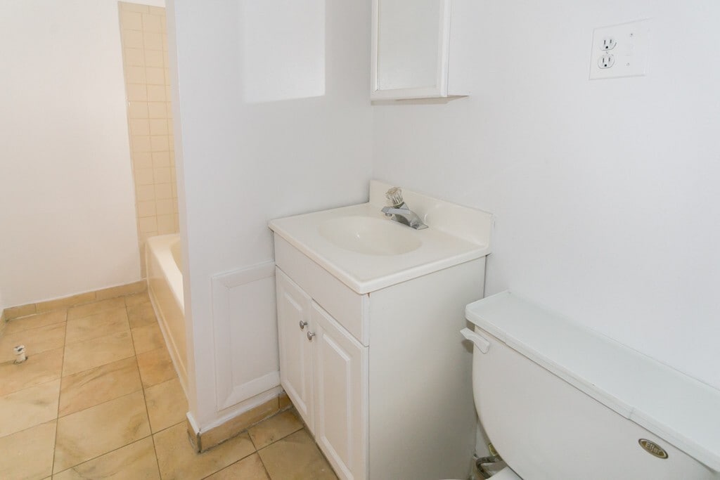 Building Photo - 629 W Barry Ave