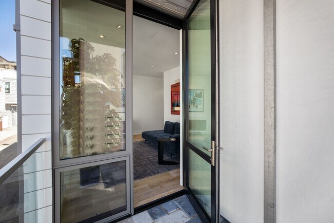 Building Photo - 124 15th Pl