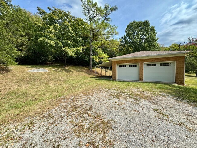 Building Photo - Peaceful Country Living on 1+ Acres Just Minutes from Downtown Franklin