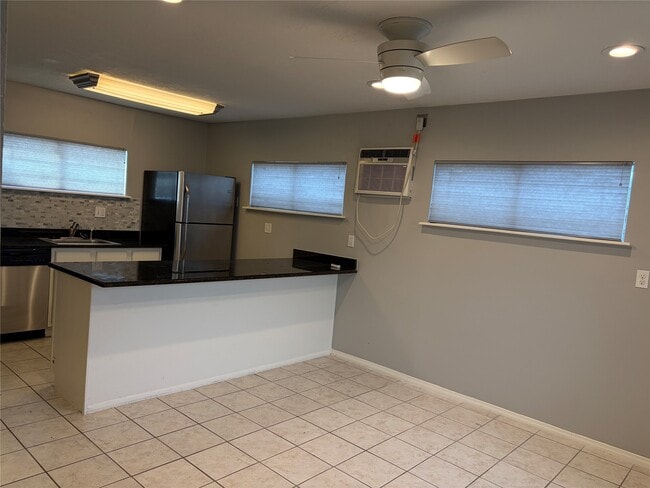 Building Photo - 405 1/2 Walton St