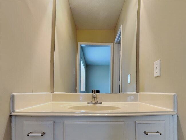 Building Photo - 11911 Lakewood Hills Dr