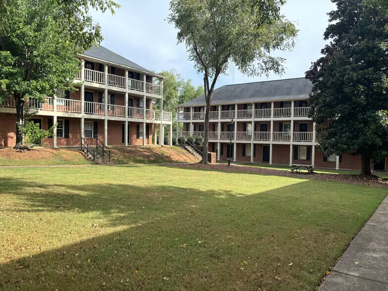Building Photo - 250 Elm St