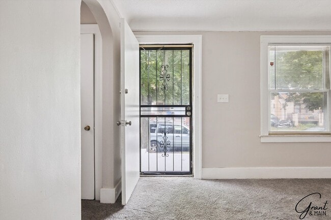 Building Photo - $1250 3 bedrooms