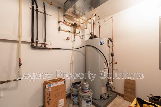 Building Photo - 527 Flint Dr