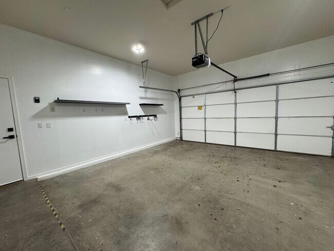 Building Photo - BEAUTIFUL 4 BEDROOM 2 BATHROOM HOME IN PHO...