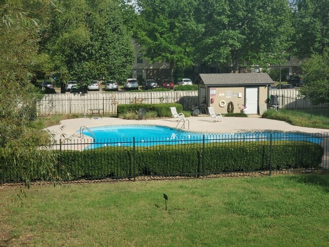 Building Photo - Updated 2 bedroom 2 bath with pool