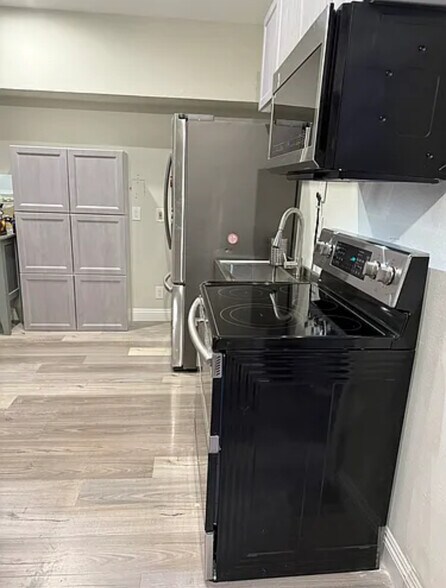 Building Photo - 681 Kenwood St