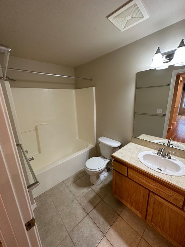Building Photo - 3 bed 2 bath Townhome Green Lake Neighborh...