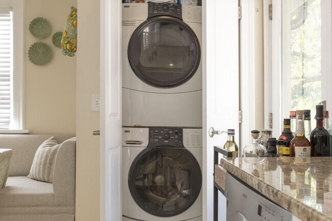 Building Photo - 801 Durant Pl NE