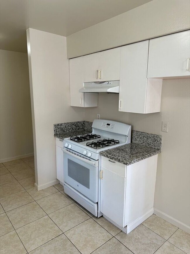 Building Photo - 3 Bedroom 1 Bathroom Duplex