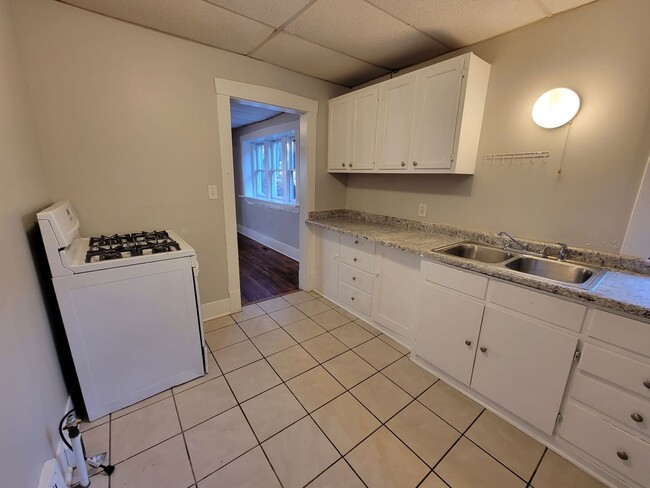 Building Photo - Welcome to this charming 2-bedroom, 1-bath...