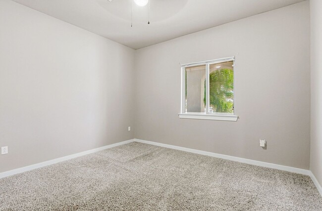 Building Photo - BEAUTIFUL FAR EAST HOME RIGHT OFF I-10, PET FRIENDLY WITH NO BREED RESTRICTIONS