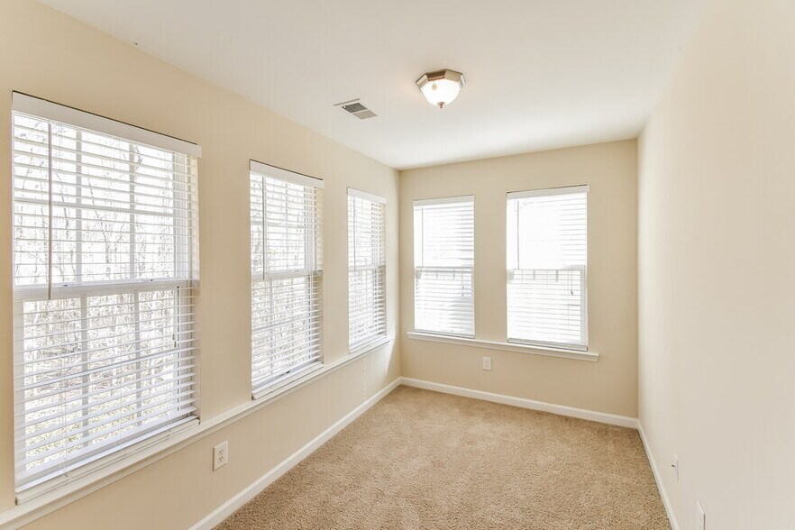 Building Photo - 1061 Southwood Dr