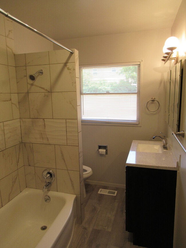 Building Photo - Three Bedroom Home in South Salem