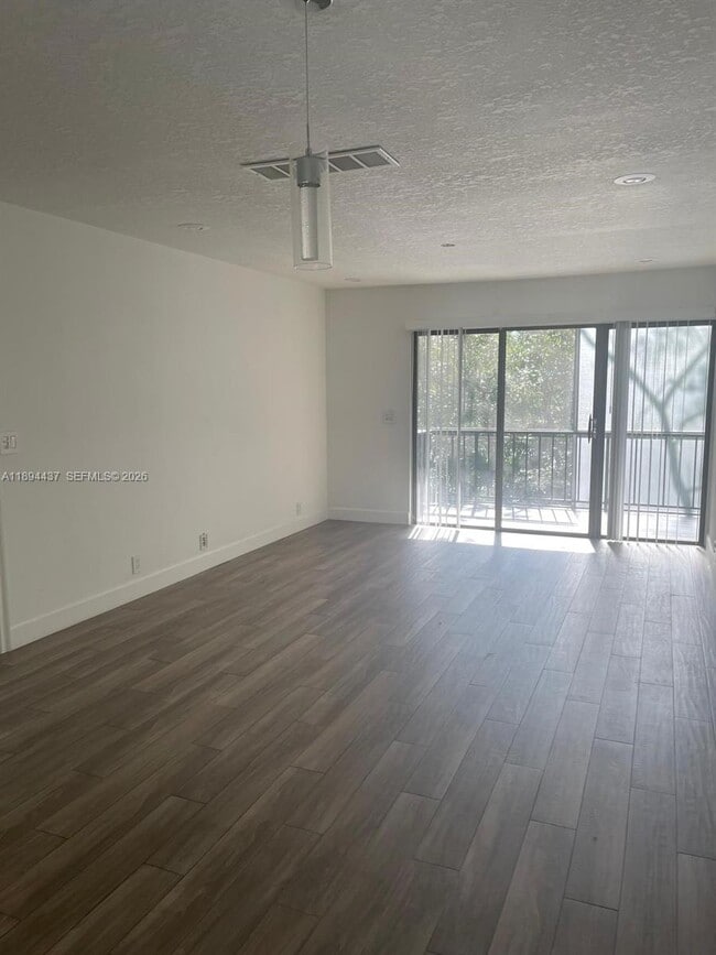 Building Photo - 10 Sheoah Blvd