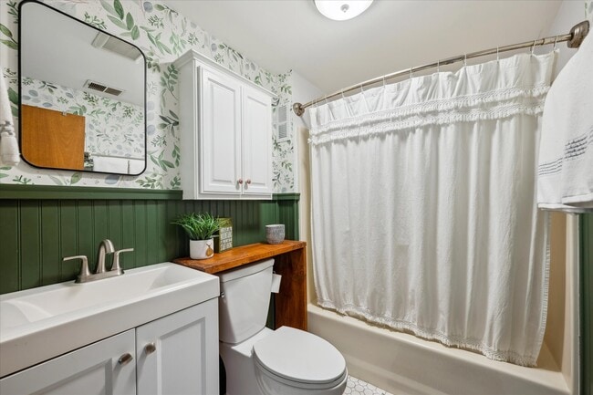Building Photo - 2733 S Riverview Dr