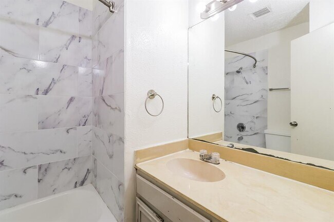 Building Photo - 323 W William Cannon Dr