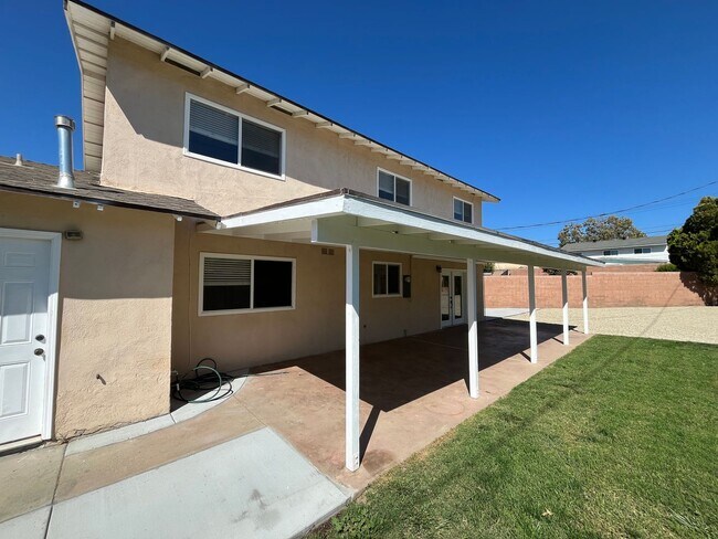 Building Photo - Freshly prepped 5BR in Simi w/downstairs b...