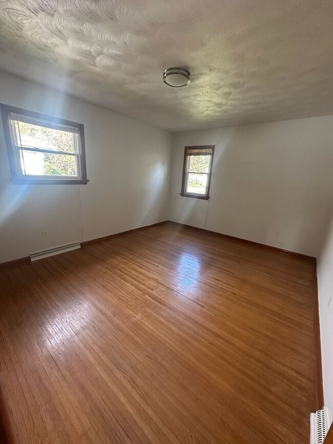 Building Photo - 2 Bed/1.5 Bath Home For Rent on Cynthia Lane - FIRST MONTH FREE WITH 13 MONTH LEASE!