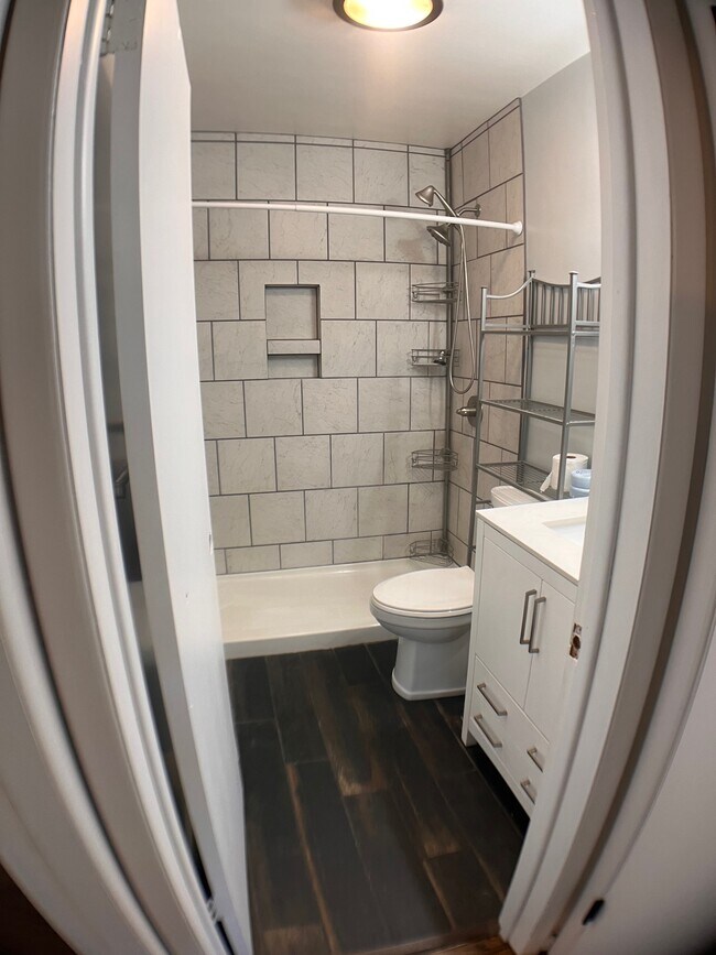 Building Photo - 6 Riverview Ln