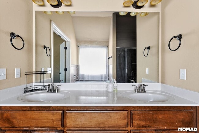 Building Photo - 941 NE 30th St