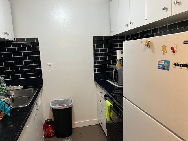 Building Photo - Amazing Room Downtown Renovated/Fireplace/Balcony/View