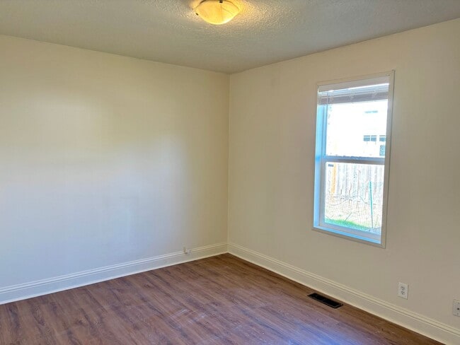 Building Photo - Powellhurst-Gilbert Updated 4 Bedroom/2 Ba...