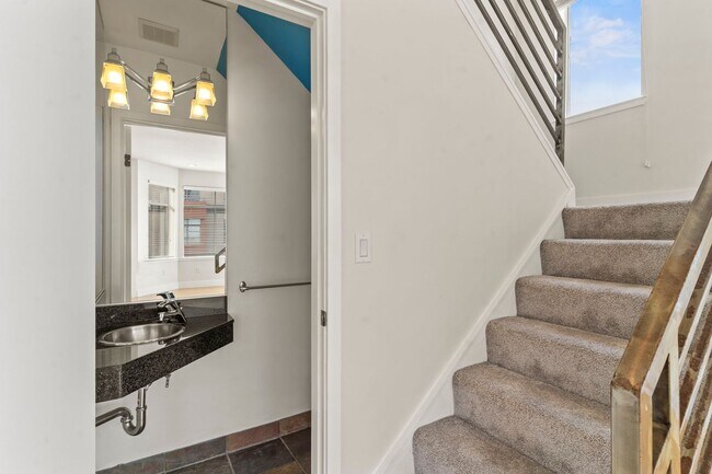 Building Photo - Lovely 2 Bed, 1.5 Bi-Level Hayes Valley Co...