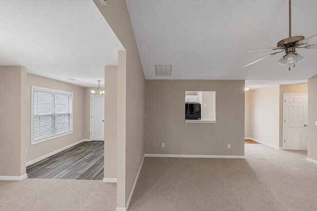 Building Photo - BEAUTIFUL 3 BEDROOM / 2 BATH HOME WITH PRIVACY FENCE!