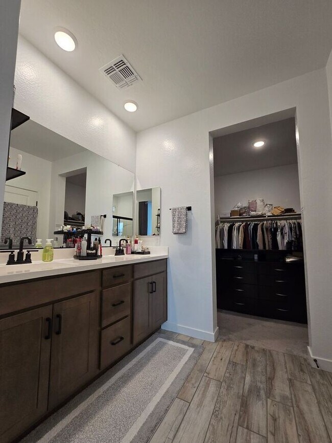 Building Photo - 3 Bedroom, 2 Bath Available Plus a Den!!! ...